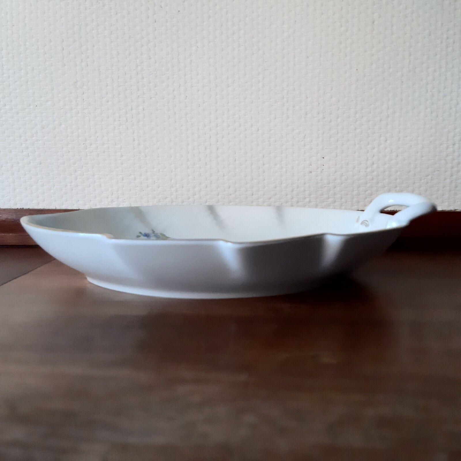 White SAXON FLOWER Leaf shaped Dish 199 Bing  Grondahl Royal Copenhagen Fact 1