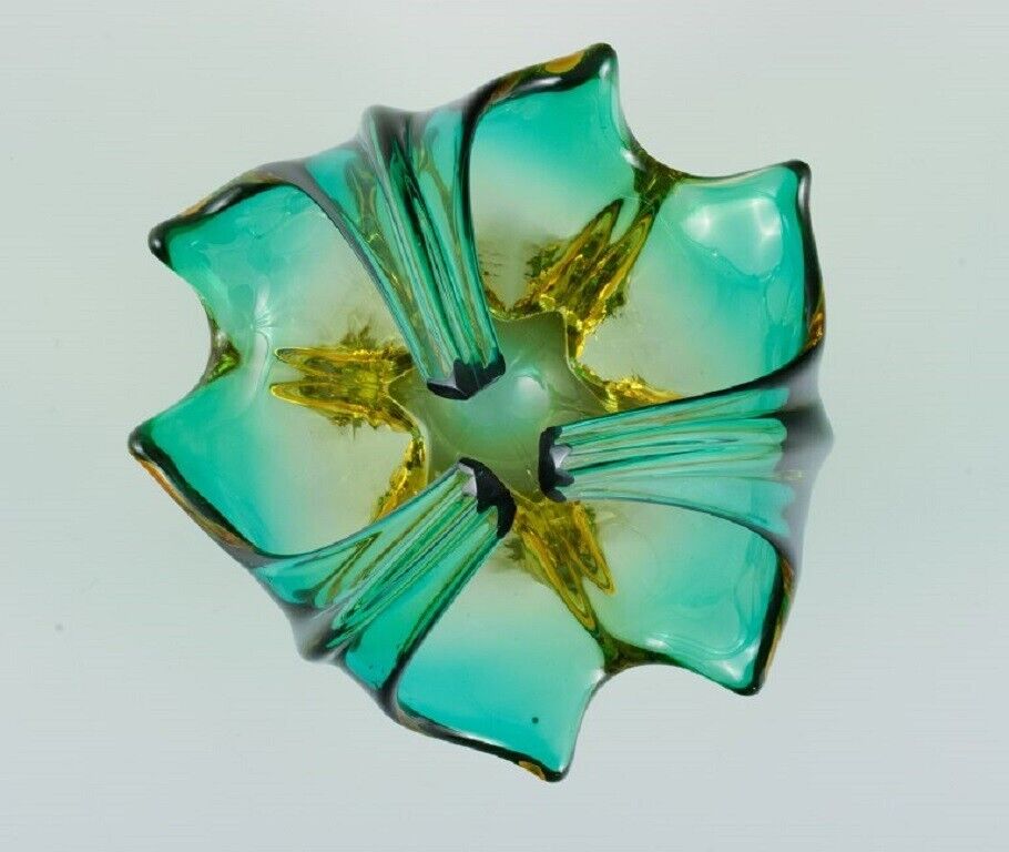 Murano bowl in mouth-blown art glass Green and yellow shades 1960s