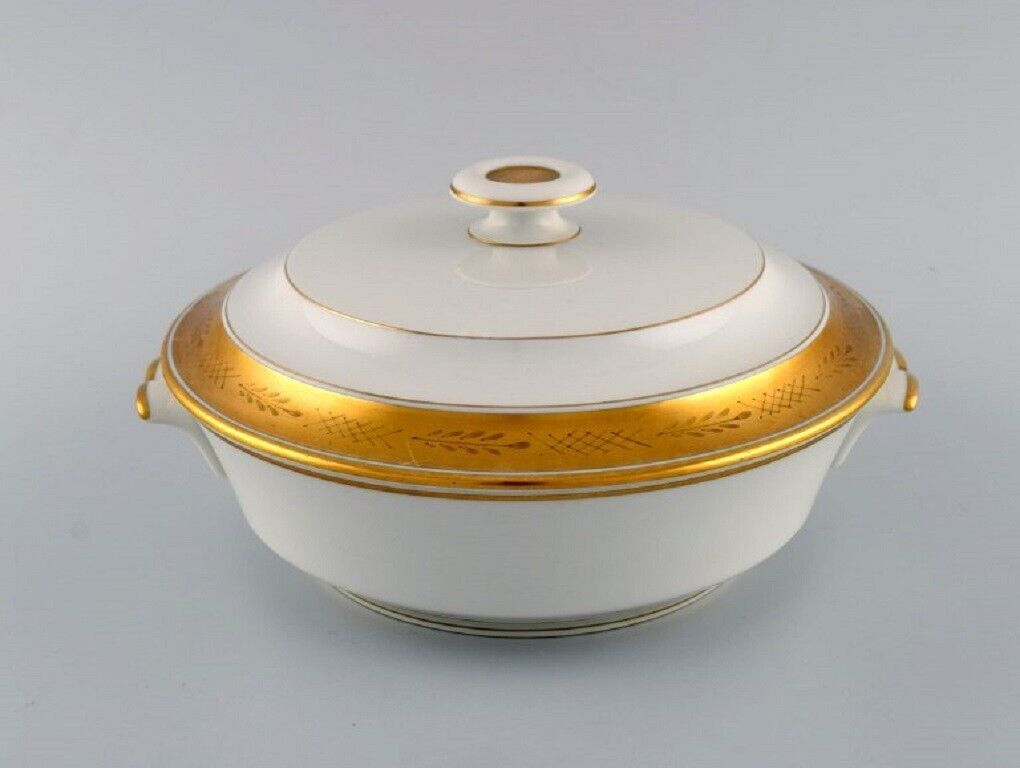 Royal Copenhagen service no 607 Porcelain lidded tureen