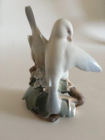 Royal Copenhagen Figurine of Two Doves No 402