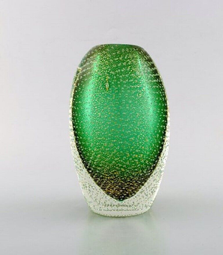 Murano Italy Vase in green mouth-blown art glass with bubbles