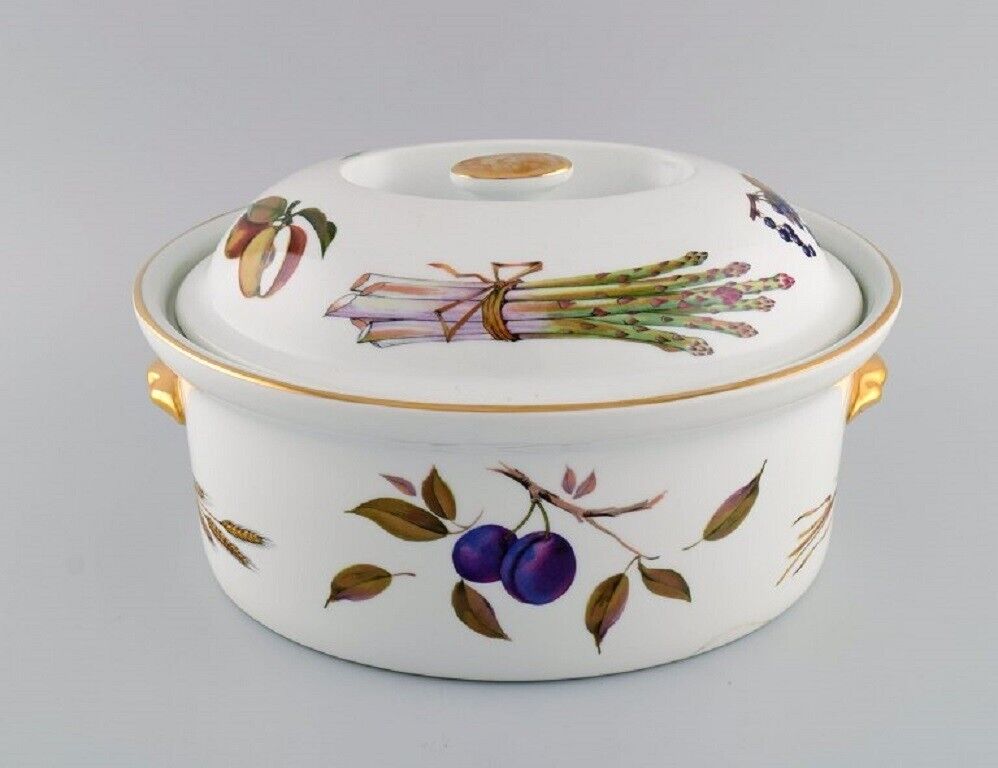 Royal Worcester England Large Evesham lidded tureen in porcelain