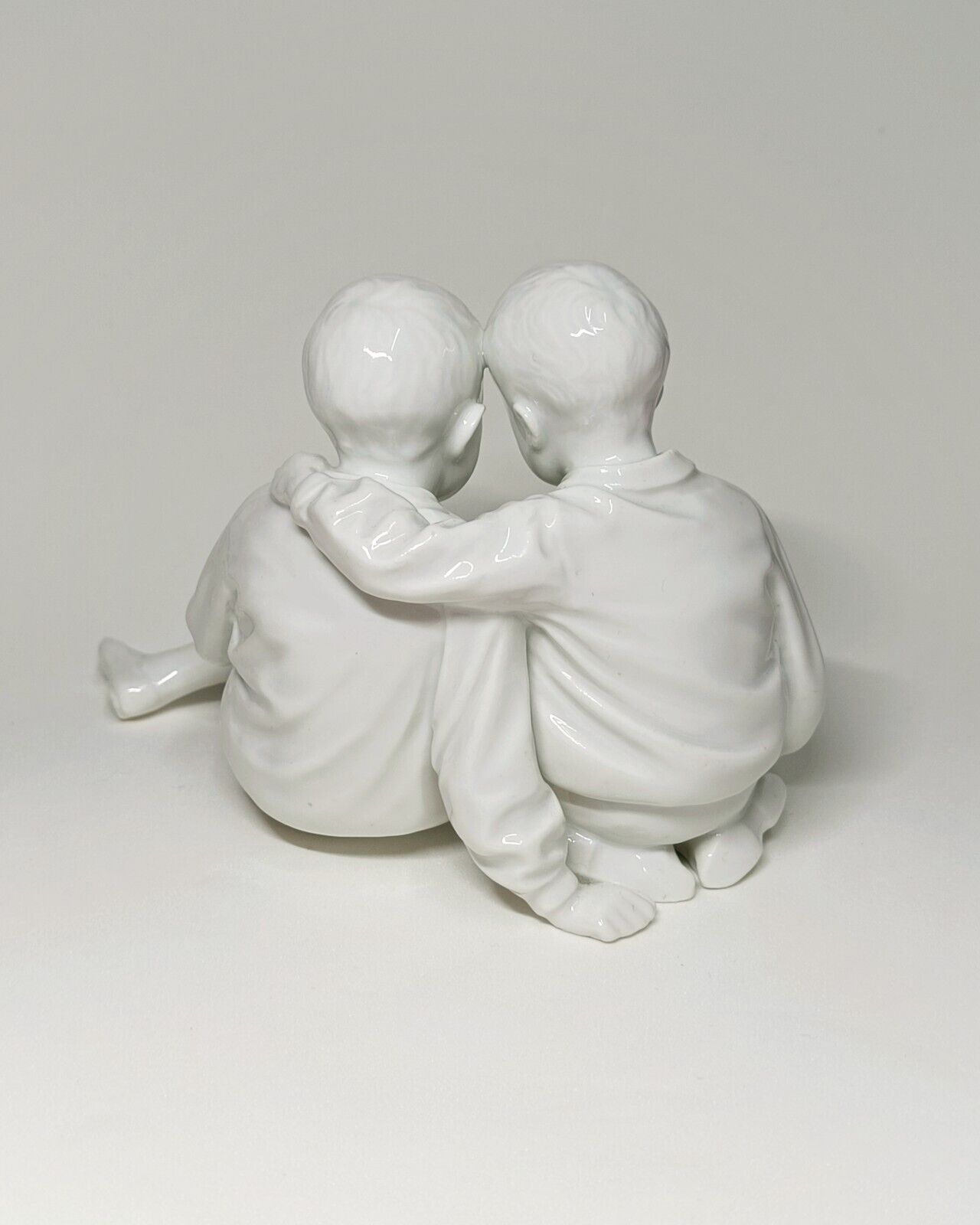 Bing Grondahl FIGURINE OF 2 BOYS 'CHILDREN' 1523 WHITE RARE