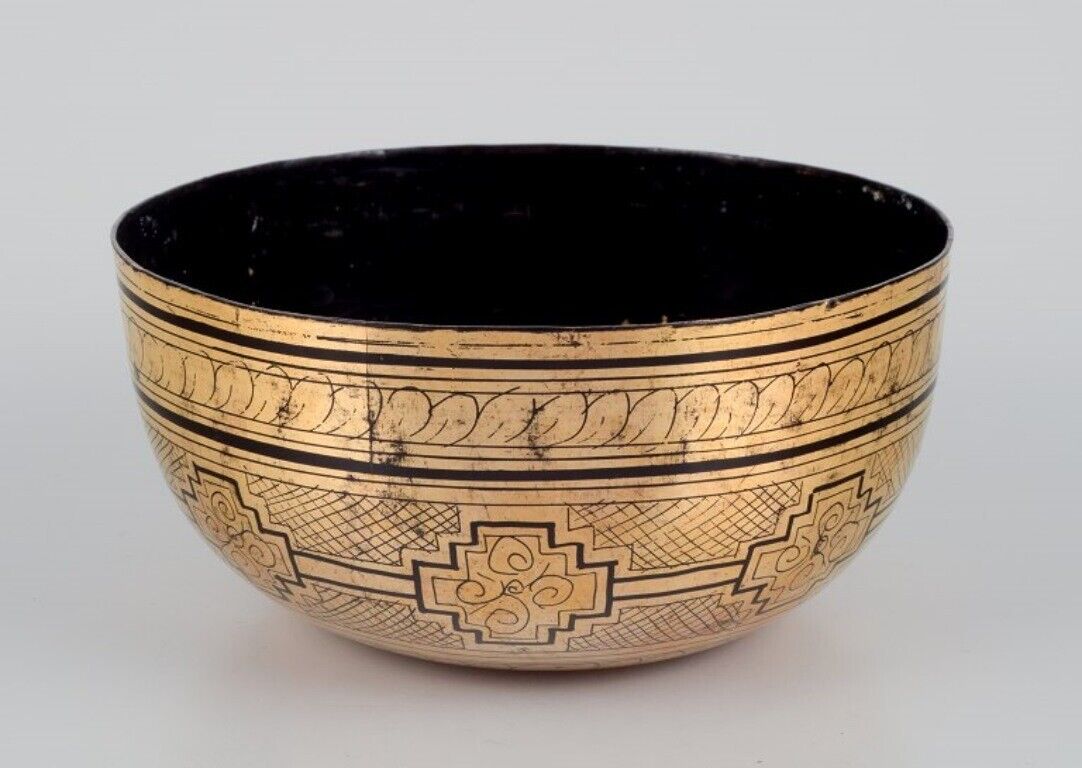 Four Asian bowls made of papier-mâché Decorated in gold and black