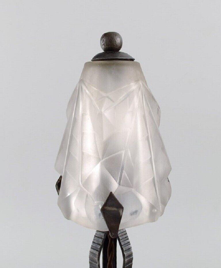 Degue France Art Deco table lamp in mouth-blown art glass and cast iron 1930s