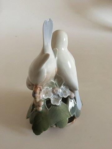 Royal Copenhagen Figurine of Two Doves No 402