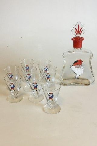 Christmas carafe with 8 small glasses Decorated with Santa Claus The Carafe is