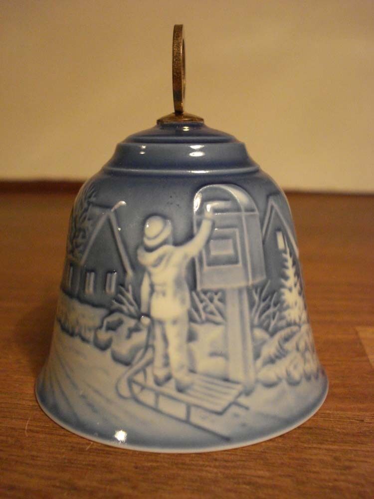 1984 Annual Christmas Bell BING & GRONDAHL Royal Copenhagen # 9284 Fact 1