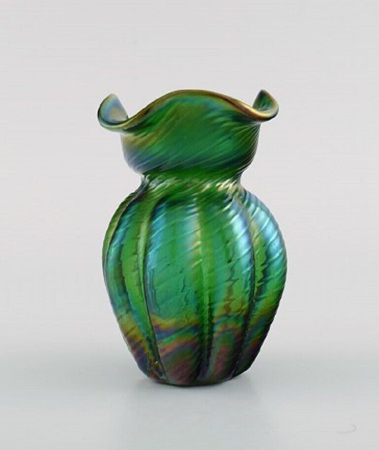 Pallme-König Art Nouveau vase in green iridescent art glass Approx 1900