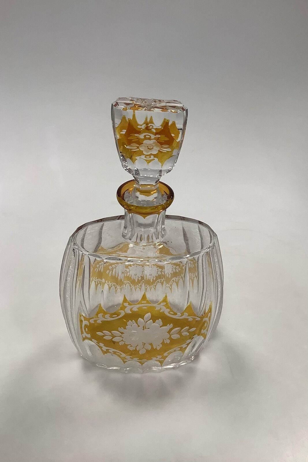 Beautiful Decanter in clear and yellow Glass Measures 26cm / 1024 inch