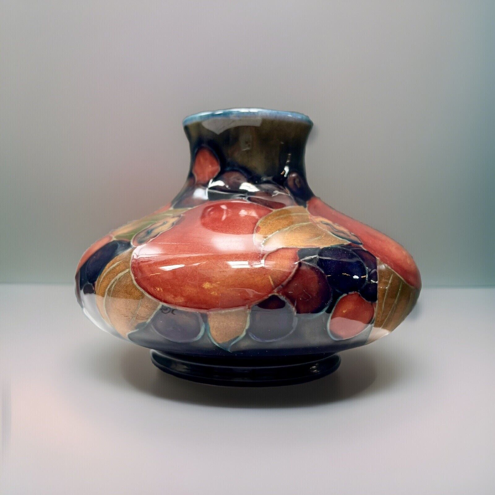 Beautiful 1918 william Moorcroft Pomegranate vase