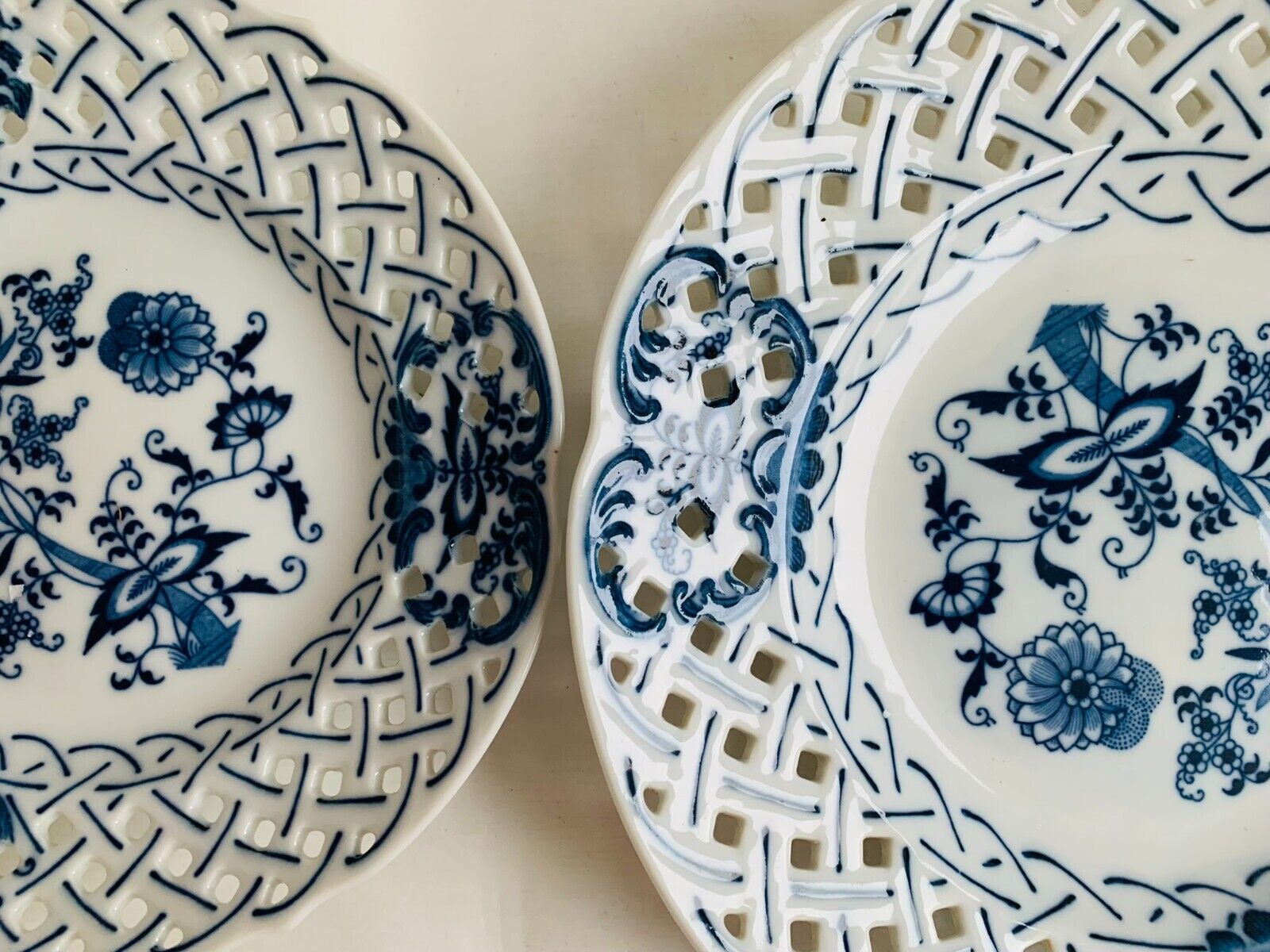 A pair of Blue Danube reticulated plates Ø26cm Ø21cm