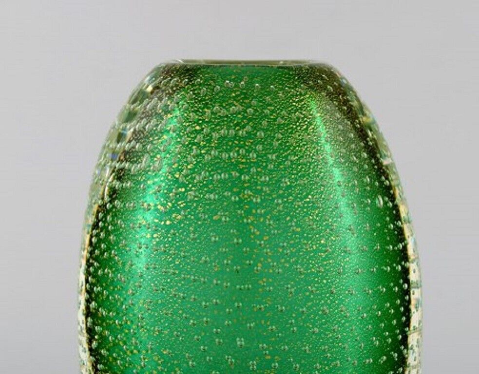 Murano Italy Vase in green mouth-blown art glass with bubbles