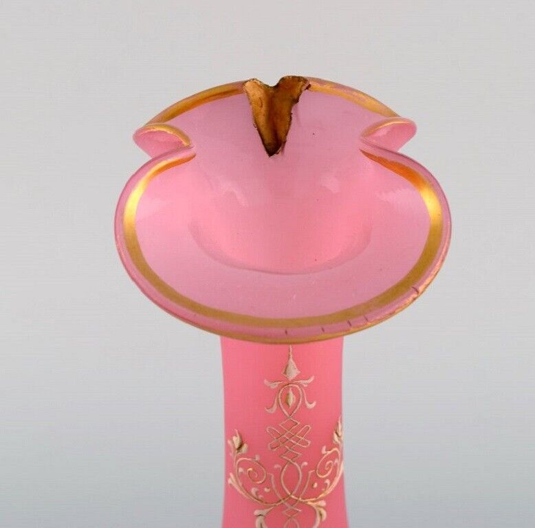 Large vase in pink mouth-blown art glass decorated with 24 carat gold leaf