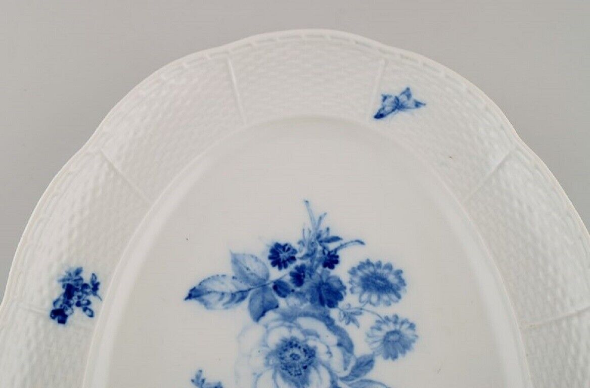 Large oval Meissen dish in hand-painted porcelain Blue flowers and butterflies