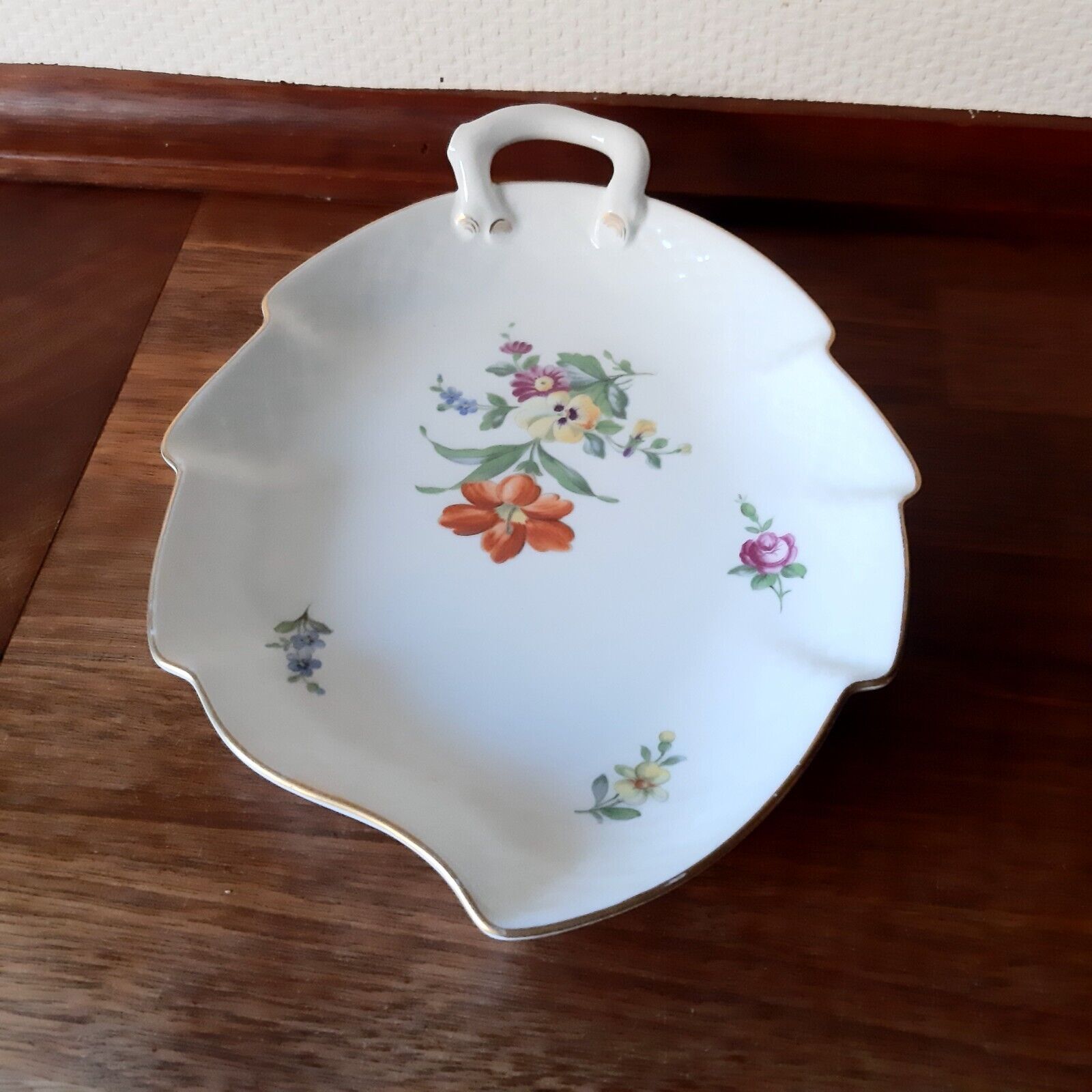 White SAXON FLOWER Leaf shaped Dish 199 Bing  Grondahl Royal Copenhagen Fact 1