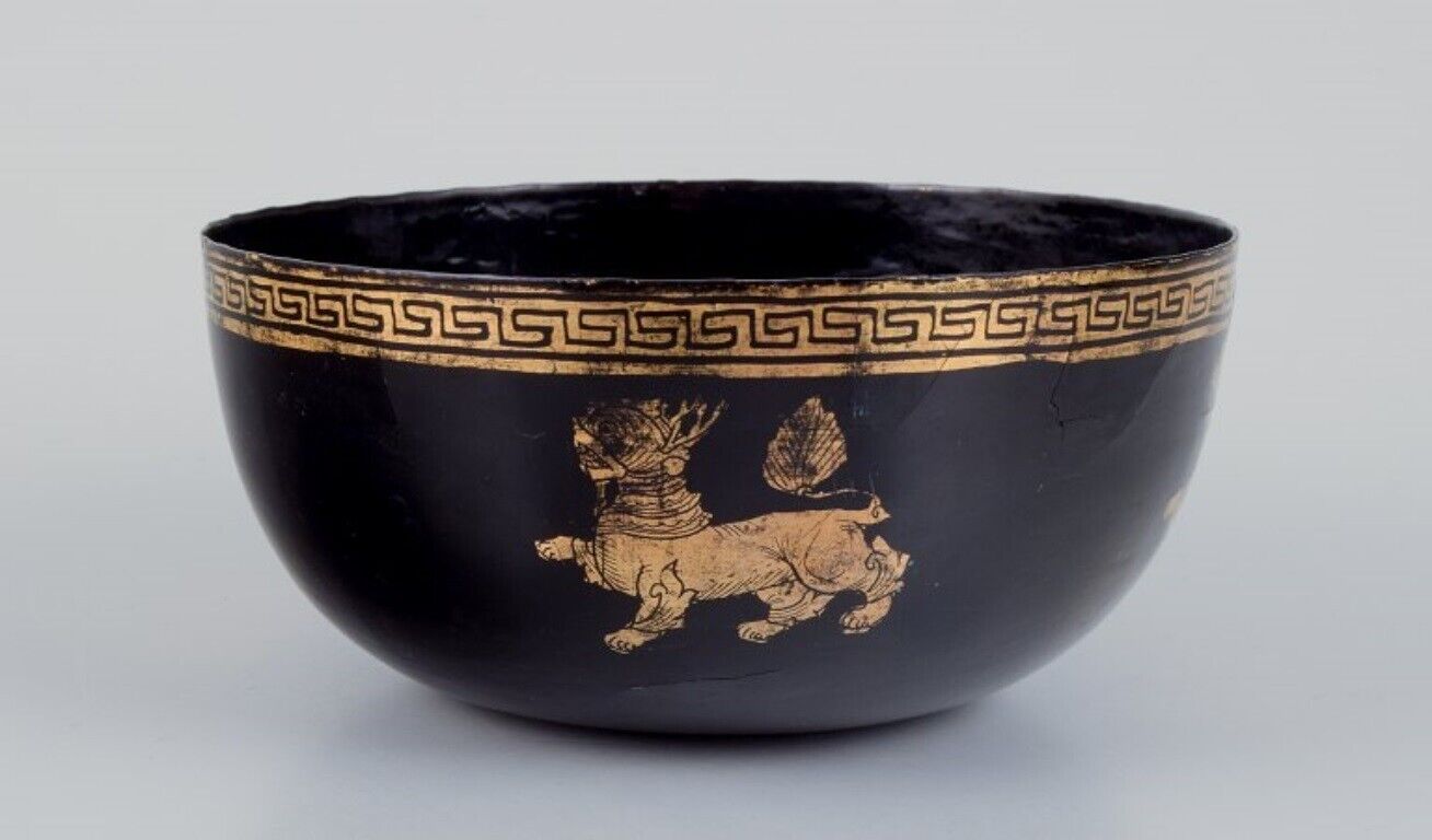 Five Asian bowls made of papier-mâché Decorated in gold and black