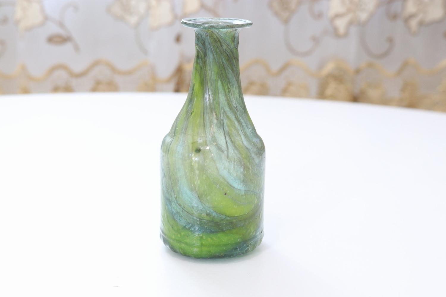 Green glass vase age unknown - 135cm