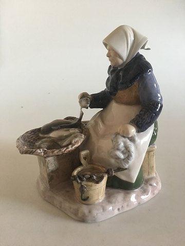 Bing  Grondahl Figurine Fisherwoman No 2233