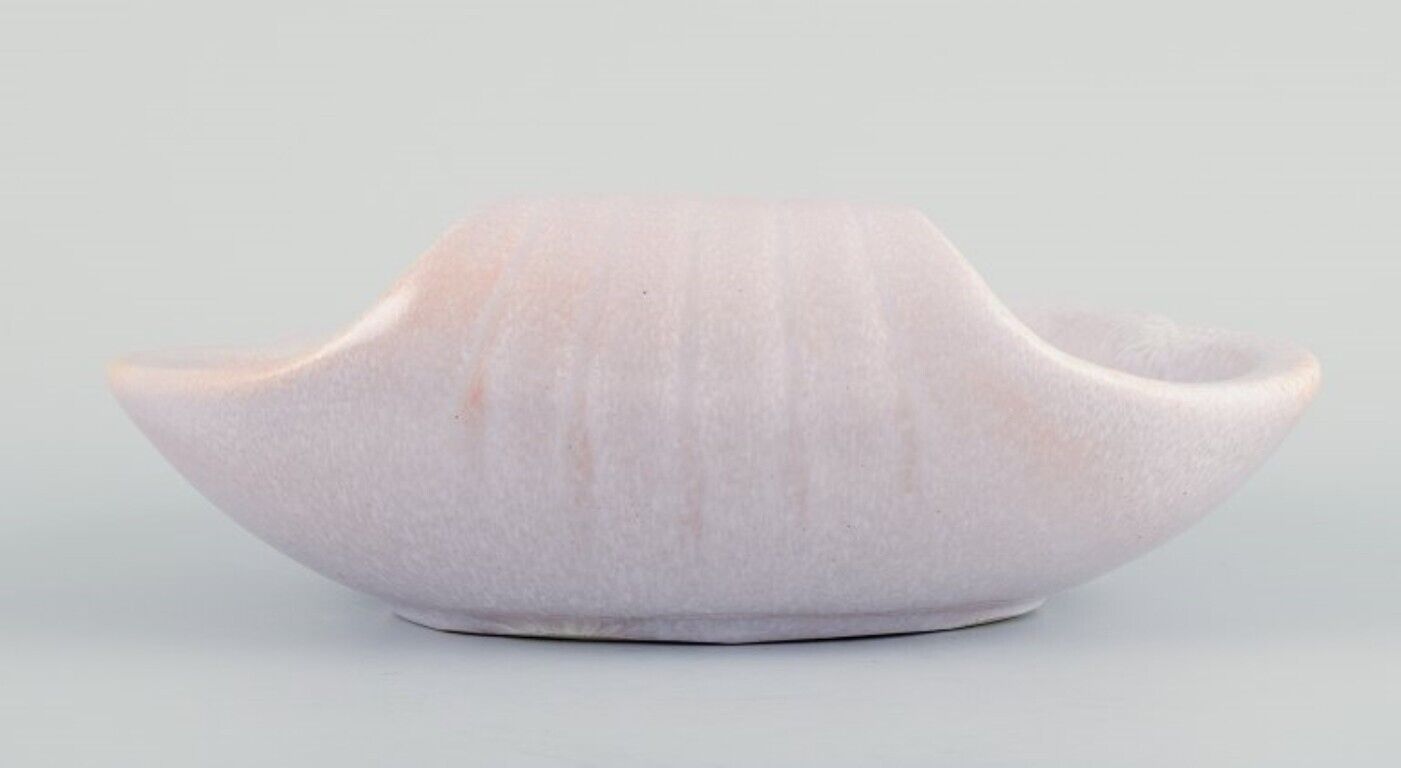 Gunnar Nylund (1904–1997) for Rörstrand shell-shaped bowl in pink tones