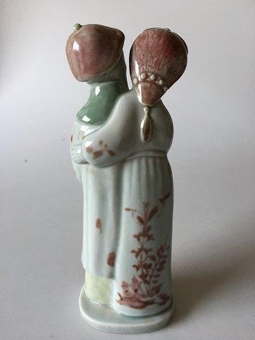 Royal Copenhagen Georg Thylstrup figurine Man and woman with pot No 1618