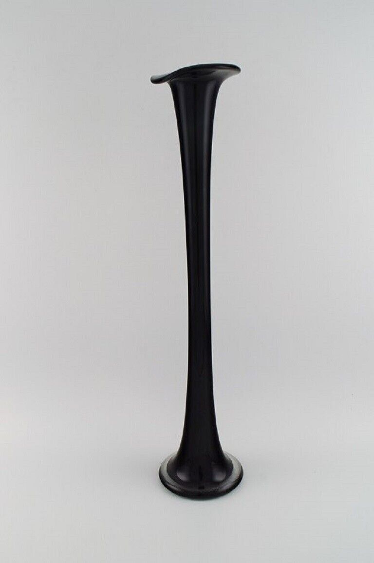 Colossal Murano floor vase in black mouth-blown art glass Italian design 1980s