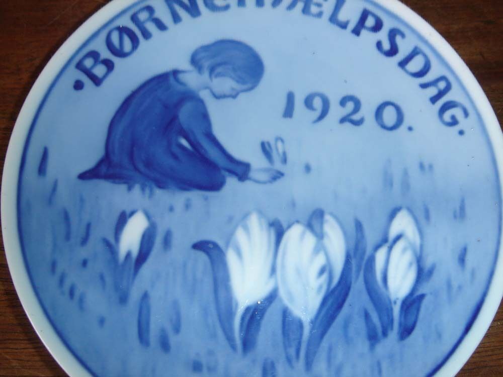 ANTIQUE 1920 CHILDREN´s WELFARE DAY plate ROYAL COPENHAGEN Fact 1