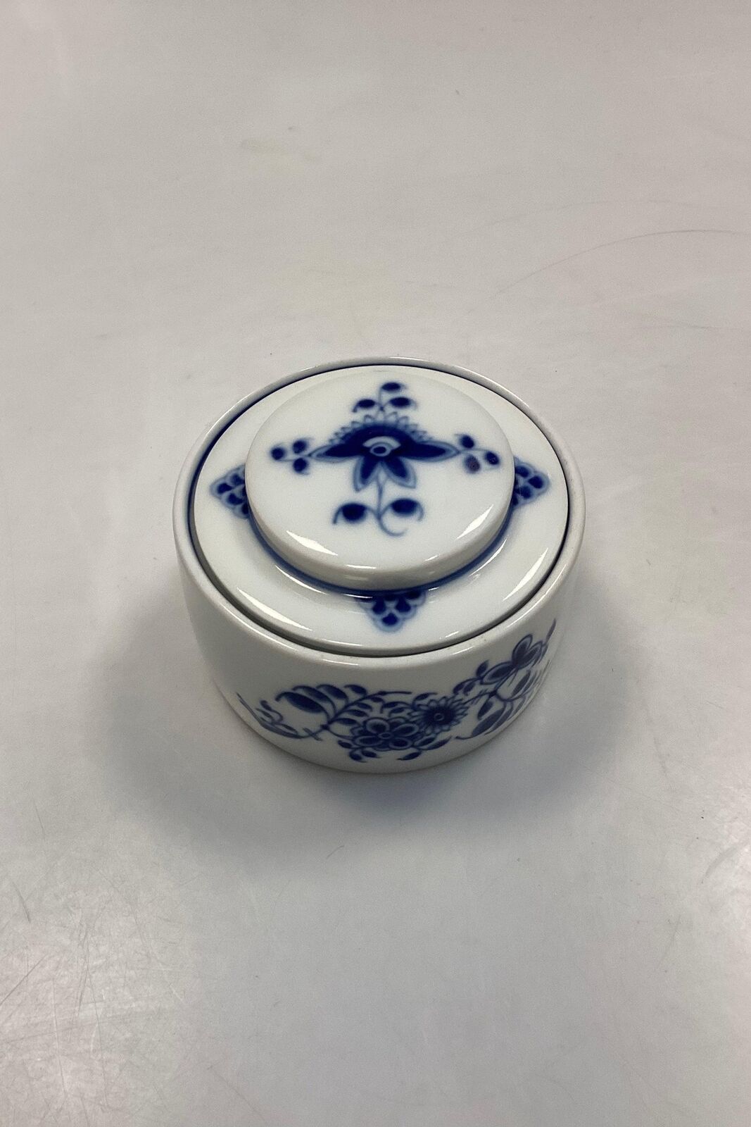 Royal Copenhagen Blue Fluted Plain Low jar / Bonbonniere No 5024