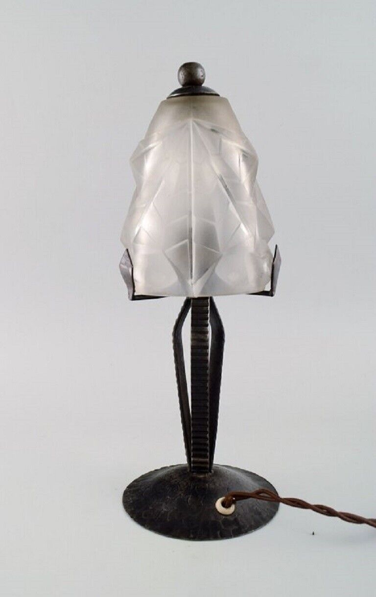 Degue France Art Deco table lamp in mouth-blown art glass and cast iron 1930s