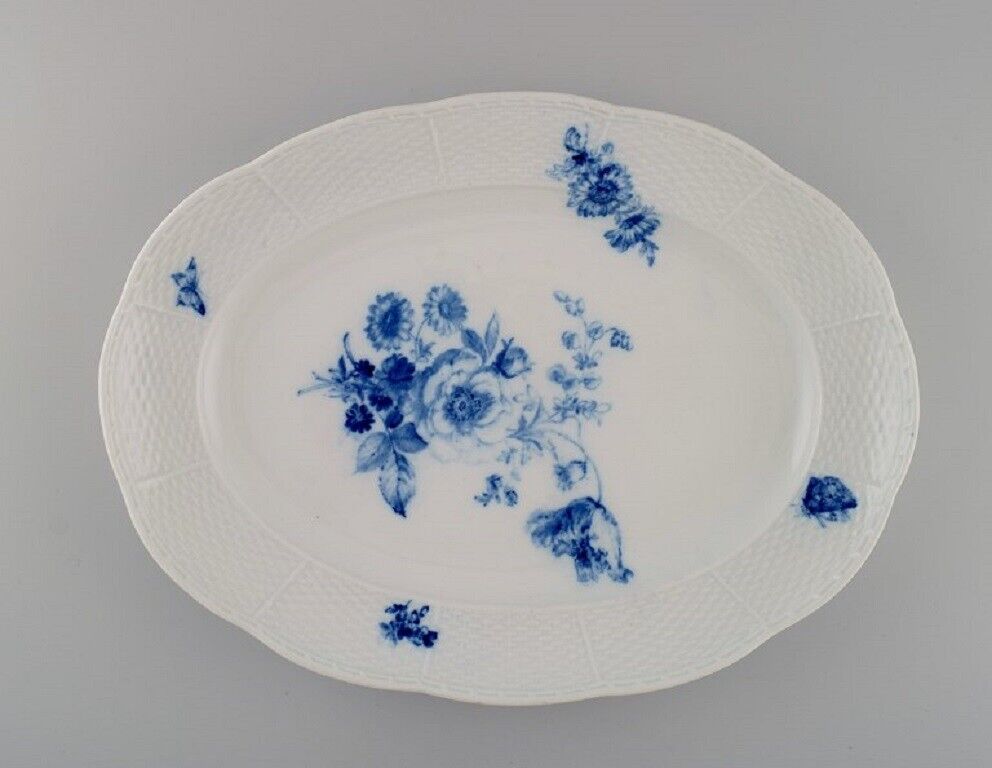 Large oval Meissen dish in hand-painted porcelain Blue flowers and butterflies