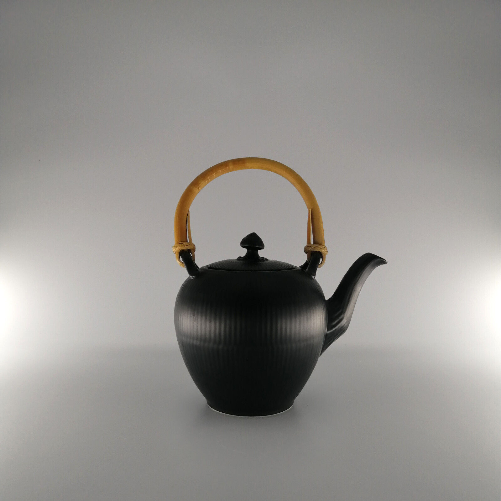 Royal Copenhagen Black Fluted Teapot (22 cm / 75 cl) - #140