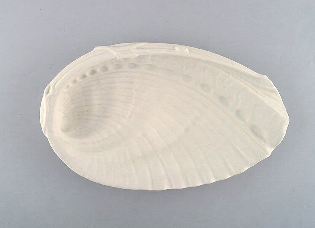 Wilhelm Kåge for Gustavsberg Studio "Carrara" bowl in the shape of a clam