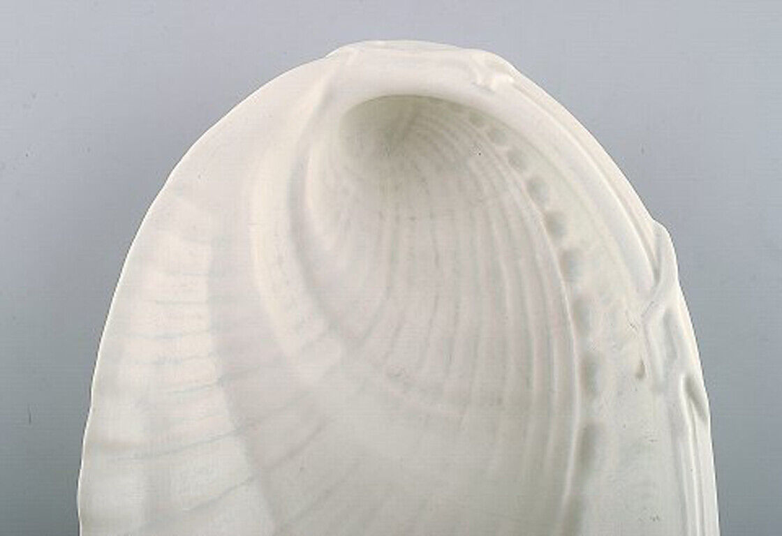 Wilhelm Kåge for Gustavsberg Studio "Carrara" bowl in the shape of a clam