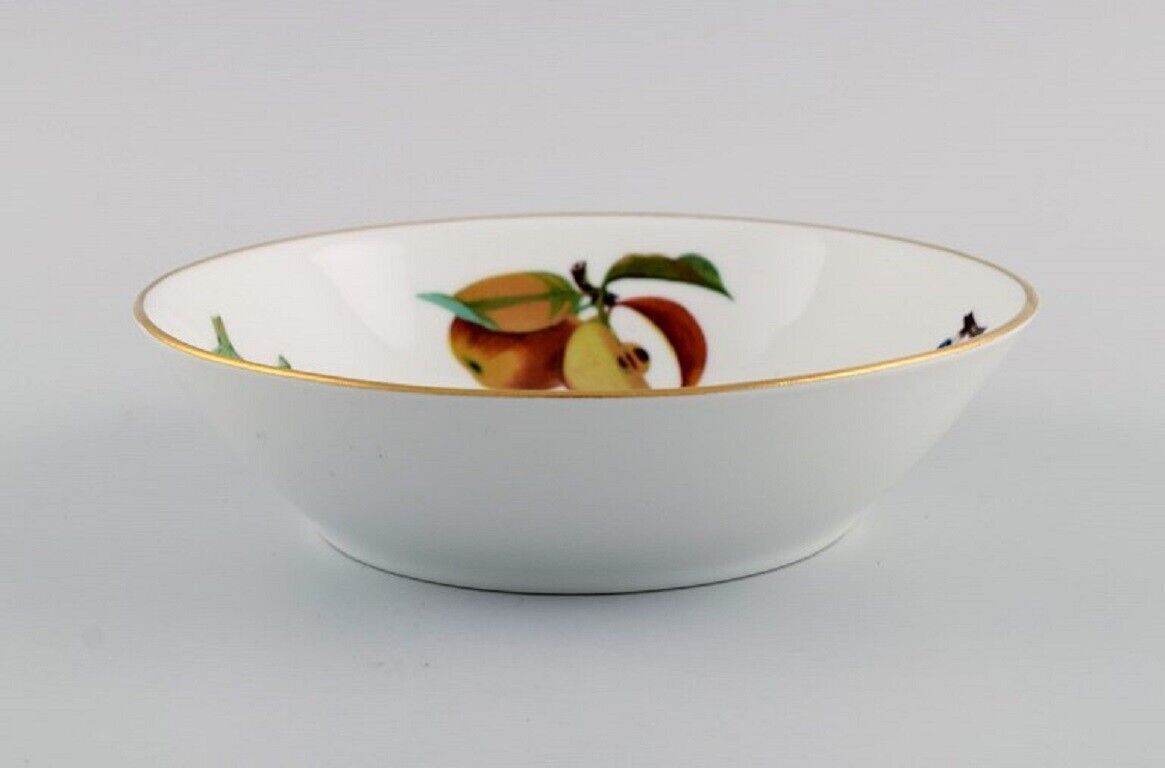 Royal Worcester England Eight Evesham porcelain bowls decorated with fruits