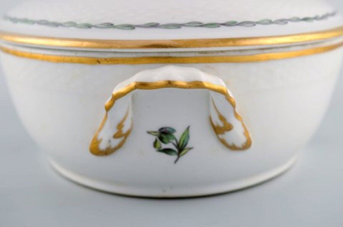 Royal Copenhagen lidded tureen in hand-painted porcelain with bird motifs