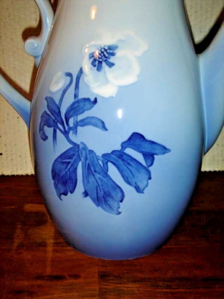 COFFEE POT CHRISTMAS ROSE 1915 - 1948 Bing  Grondahl Royal Copenhagen Fact 2