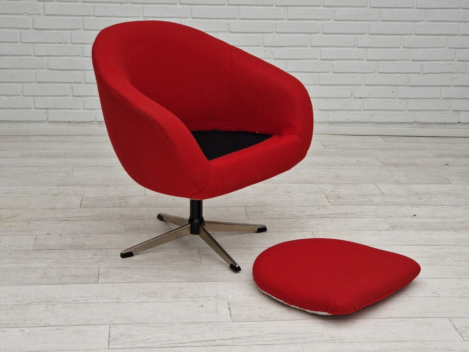 1960s Scandinavian design by Karl Eric Klote swivel lounge chair wool