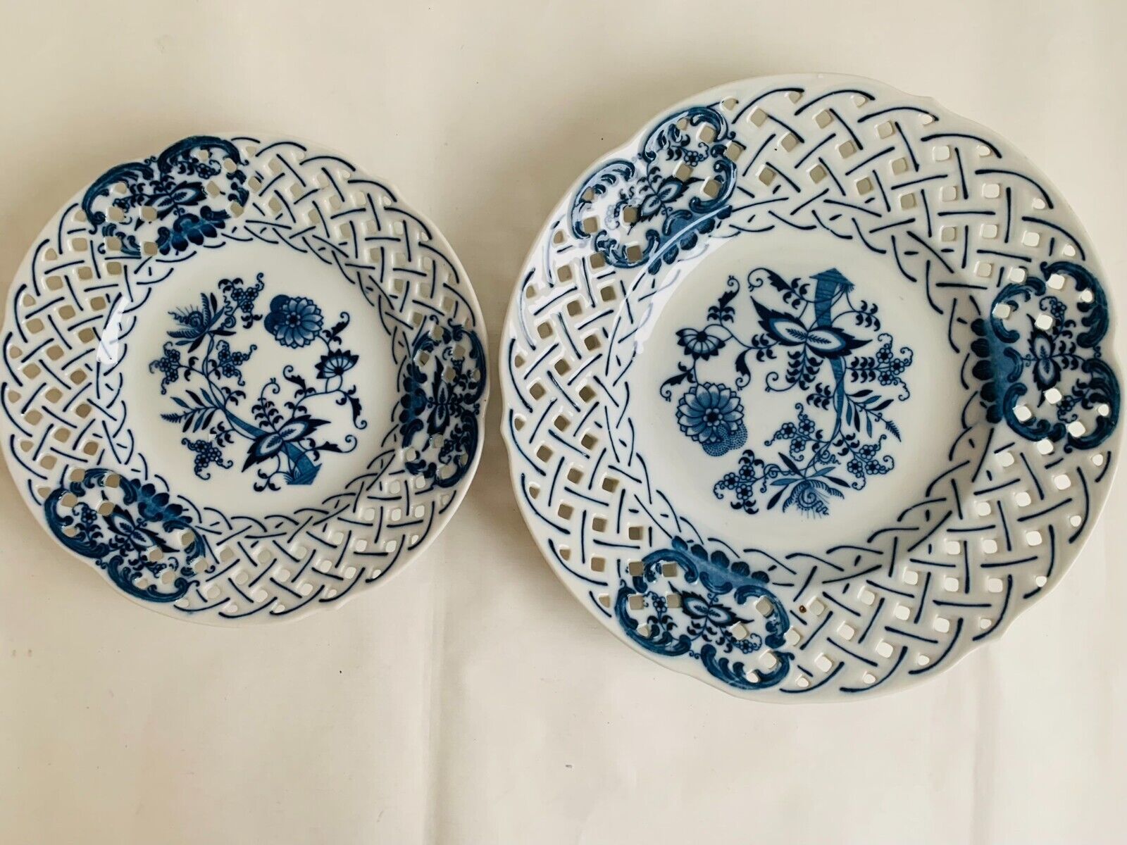 A pair of Blue Danube reticulated plates Ø26cm Ø21cm