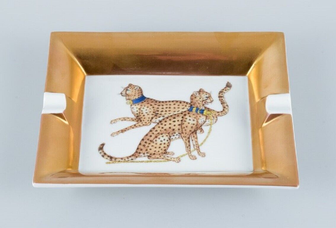 Porcelaine de Paris (Décor - Chasses Royales) Hand decorated bowl with cheetahs