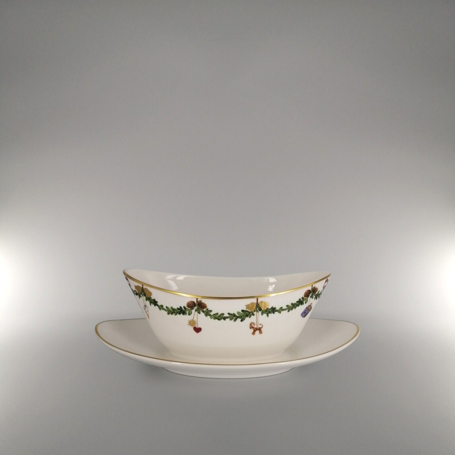 Royal Copenhagen Star Fluted Christmas Sauce Bowl (22 cm / 43 cl) - #563-aa