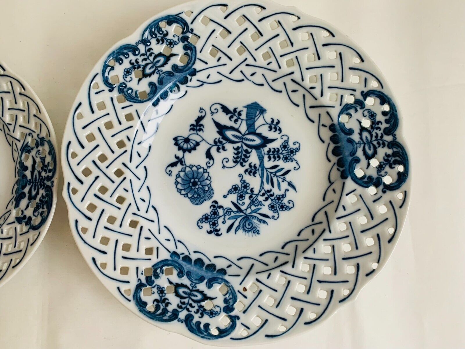 A pair of Blue Danube reticulated plates Ø26cm Ø21cm