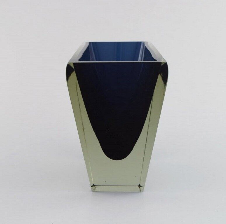 Harry Moilanen (1931-1991) Nuutajärvi Notsjö Vase in dark blue and clear glass