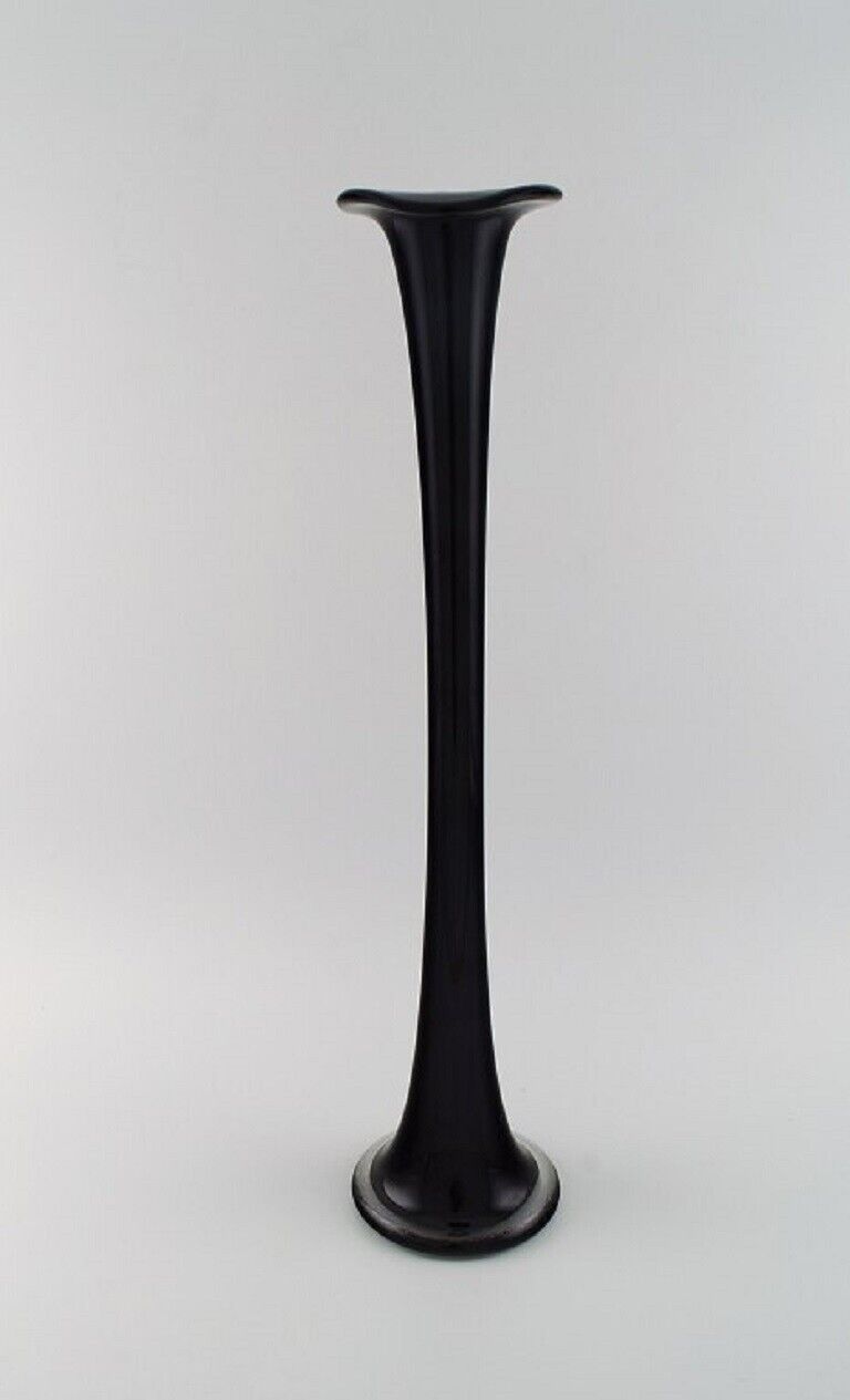 Colossal Murano floor vase in black mouth-blown art glass Italian design 1980s