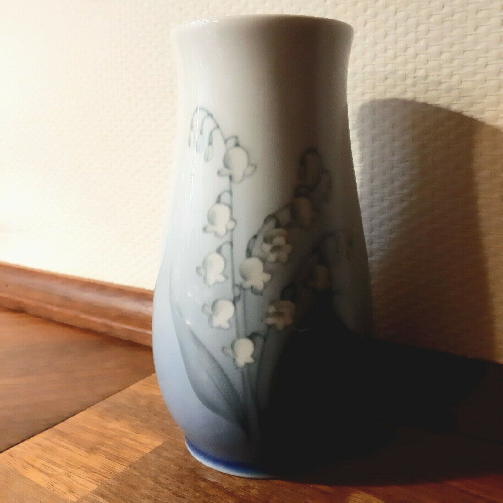 6 9/10" Lily of the Valley vase # 157/5210 Bing & Grondahl Royal Copenhagen 1st