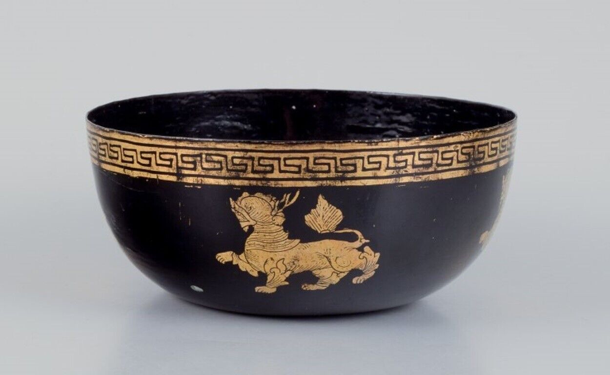 Five Asian bowls made of papier-mâché Decorated in gold and black