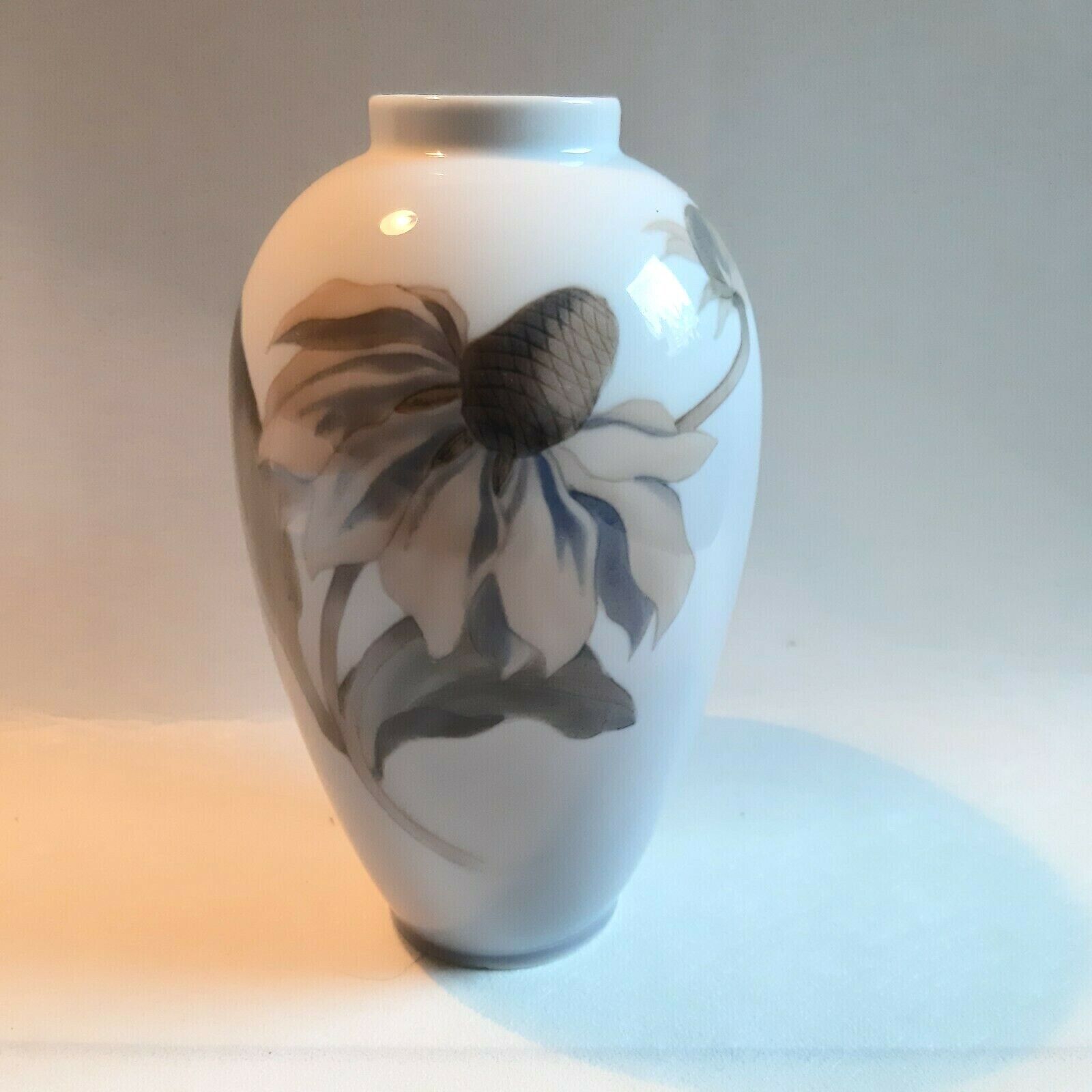 Sweet vase with Flower decor # 2680/47c Royal Copenhagen 1952 Fact 2