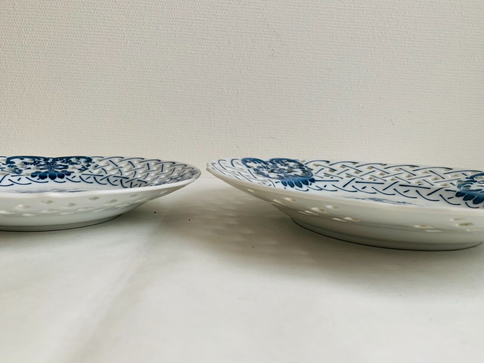 A pair of Blue Danube reticulated plates Ø26cm Ø21cm