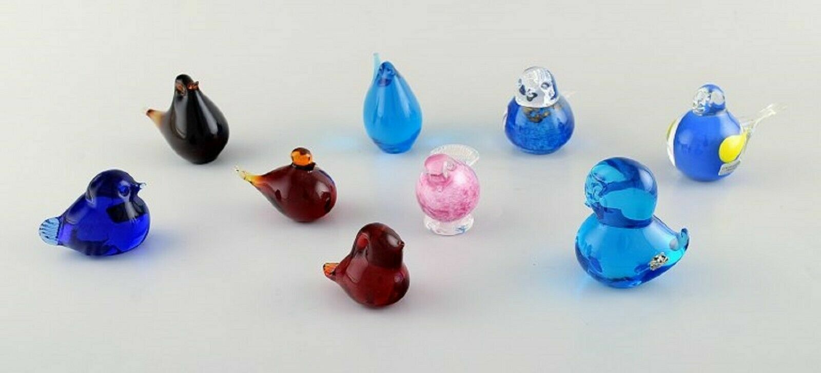 Swedish and other glass artists including Lindshammar Nine figures of birds