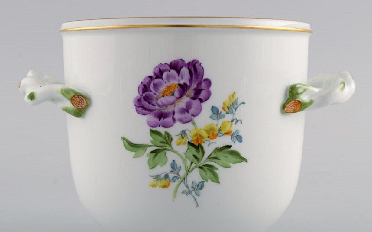 Meissen vase / flowerpot in hand-painted porcelain with flowers and gold edge