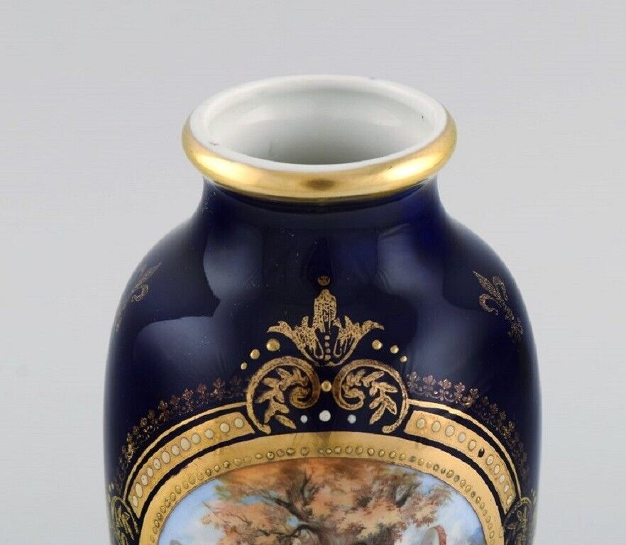 Antique Wien vase in hand-painted porcelain Classic motifs and gold decoration